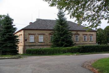 pohled z návsi (od severu) ( © Pavel Zany Komárek 28/8/2005)