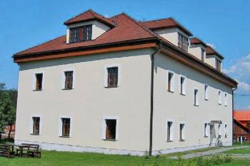 Zámek v Hovězí ( © Pavel Vítek 06/2006)