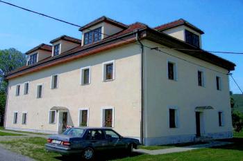 Zámek v Hovězí ( © Pavel Vítek 06/2006)