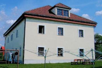 Zámek v Hovězí ( © Pavel Vítek 06/2006)