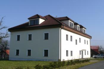 pohled na zámeček od západu ( © Jan P. Štěpánek 02/2008)