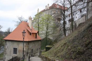 Horní hrad a Plášťový most od severozápadu, v popředí bývalá prachárna ( © Ivan Grisa 04/2011)