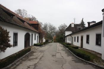 Ulička někdejších domků pro zámecký personál jižně od zámecké zahrady ( © Ivan Grisa 10/2011)