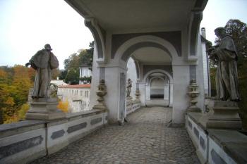 průhled plášťovým mostem (© Petr Pospíšil, 10/2013)