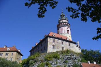Český Krumlov - pohled na nejstarší část hradu, z mostu přes Vltavu (© Pavel Jarý, 10.09.2006)