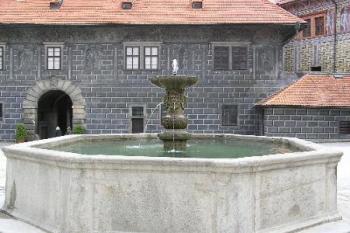 Kašna na II. nádvoří (© Fanda Mikeš 04/2004)