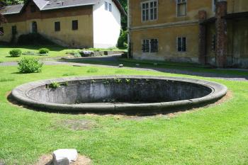 pozůstatek kašny v parku (© D Dohňanský, 05/2015)