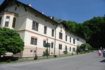 čelní zámecké průčelí,pořád velmi pěkné (© D Dohňanský, 05/2015)