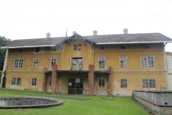 velmi zdevastovaná zadní část, obrácená směrem do parku (© D Dohňanský, 06/2017)