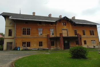 Parkové průčelí pořád čeká na opravu (© Dušan Dohňanský  05/2022)