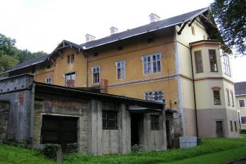 Již méně radostný je pohled na zámek ze strany parku ( © Jan P. Štěpánek 2005)