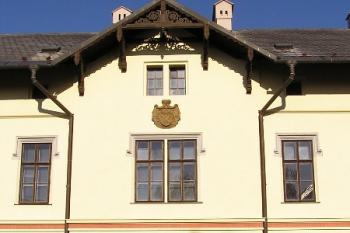 Rizalit v uličním průčelí zámku ( © Jan P. Štěpánek 2005)