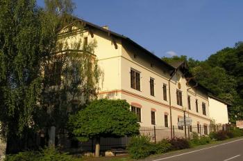 Zámek z prostoru náměstí na Hukvaldech ( © Jan P. Štěpánek 05/2007)