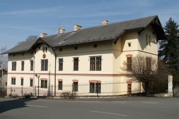 Celkový pohled na průčelí zámku ( © Miroslav BITTER 04/2005)