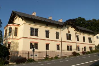 Celkový pohled na průčelí zámku (© Miroslav BITTER 09/2005)