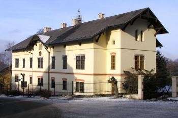 arcibiskupský hukvaldský zámek od brány do hradní obory ( © Jan P. Štěpánek 12/2007)