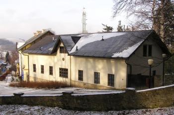 správní  budova při zámku ( © Jan P. Štěpánek 12/2007)