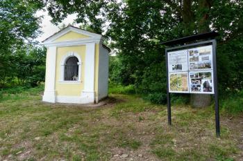Juchtová kaple na křižovatce Unčín - Přestanov - Stradov (© František Kinař 05/2017)