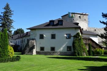 pohled od jihu na předzámčí a hrad v pozadí (© Jan P. Štěpánek 09/2016)