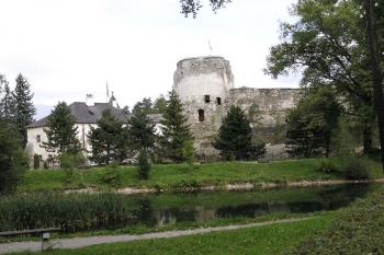 pohled přes bývalý příkop na dolní i horní hrad ( © Jan P. Štěpánek 09/2005)