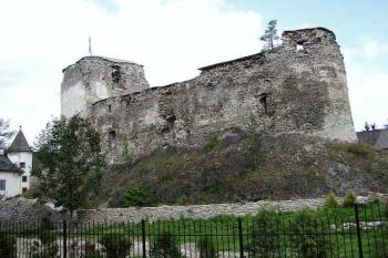 celková hmota horního hradu připomíná český Kašperk či Radyni ( © Jan P. Štěpánek 09/2005)
