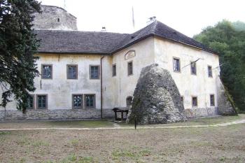 mohutné pilíře dolního zámku vykazují bývalý pevnostní charakter ( © Jan P. Štěpánek 09/2005)