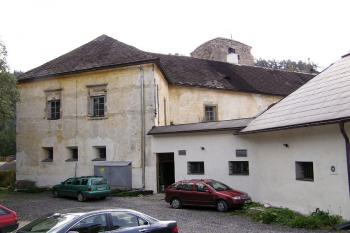 chátrající dolní zámek čeká na opravu ( © Jan P. Štěpánek 09/2005)
