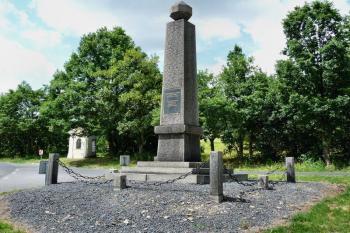 Pomník všem obětem (Francouzský pomník) (© František Kinař 05/2017)