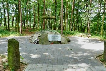 Hromadný hrob 10 000 padlých v Přestanově ( © František Kinař 05/2017)