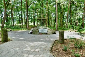 Hromadný hrob 10 000 padlých v Přestanově ( © František Kinař 05/2017)