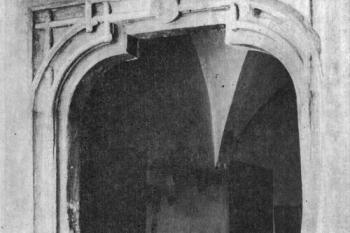 vstupní pozdně gotický portál (© Eva Križanová: Kaštieľ v Parížovciach, Monumentorum tutela 11, Obzor, Bratislava 1984)