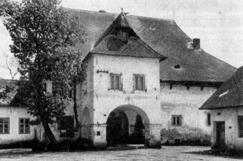 vstupní průčelí zámku (© Eva Križanová: O stredovekej kúrii v Parížovciach, Archaeologica historica 2/1977, Musejní spolek v Brně, Regionální museum, Brno 1977)