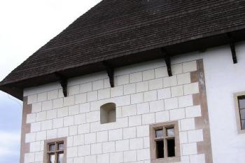 bosované nároží a kvádrování vyznačuje rozsah původní tvrze ( © Jan P. Štěpánek 09/2005)