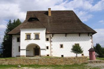 čelní pohled na zámek ( © Jan P. Štěpánek 09/2005)