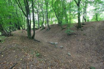 Příkop s valem na severní straně ( © Filip Matoušek 09/2005)