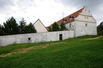 Hospodářská budova v jihozápadním nároží dvora ( © Filip Matoušek 09/2005)