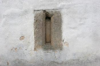Okénko v přízemí hospodářské budovy ( © Filip Matoušek 09/2005)