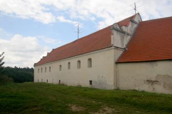 Hospodářská budova od jihu ( © Filip Matoušek 09/2005)