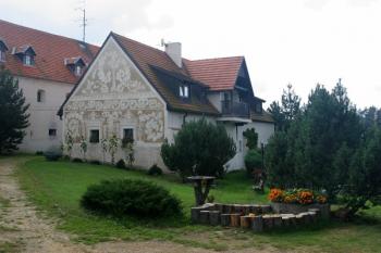 Původní obytný dům se sgrafity zdobeným východním štítem ( © Filip Matoušek 09/2005)