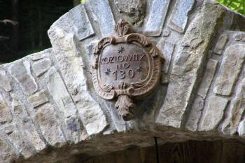 vyřezávané domovní číslo nad branou do areálu mlýna ( © Jan P. Štěpánek 09/2005)