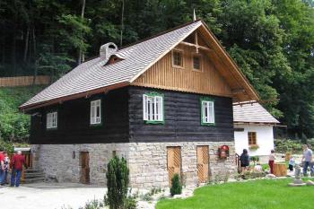 poloroubená část mlýna ( © Jan P. Štěpánek 09/2005)