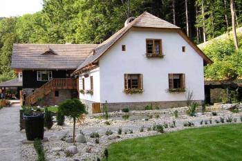 celkový pohled na budovu mlýna ( © Jan P. Štěpánek 09/2005)