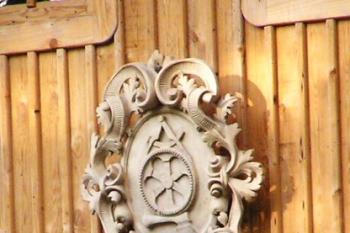vyřezávané domovní znamení ve štítu mlýna ( © Jan P. Štěpánek 09/2005)