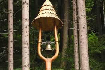 Drobná zvonička ve svahu nad mlýnem (© Jan P. Štěpánek, 07/2006)