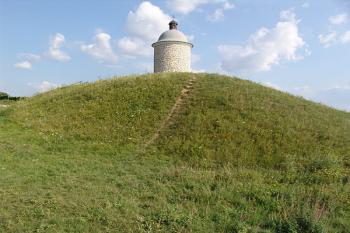Pohled od severu na jádro hrádku ( © Roman Řezáč 08/2005)