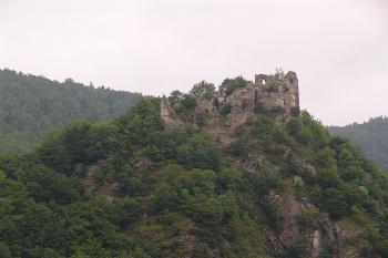 Celkový pohled na jádro hradu od jihozápadu, od řeky Váh ( © Roman Řezáč 09/2005)