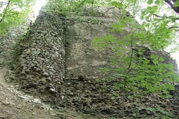 Vnější zdivo zástavby jádra od severu ( © Roman Řezáč 09/2005)