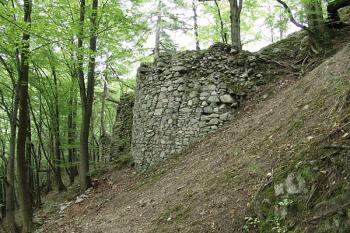 Okrouhlá bašta pod branou a za ní pokračuje předhradí ( © Roman Řezáč 09/2005)