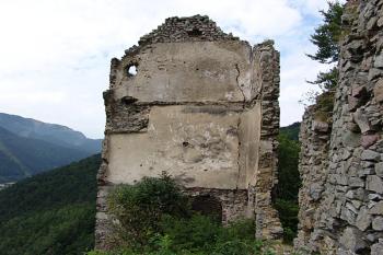 Zbytky budov jádra hradu ( © Roman Řezáč 09/2005)