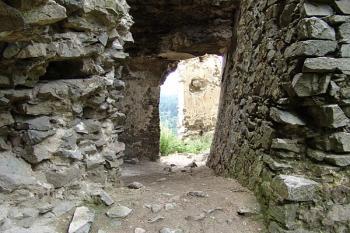 Průchod kolem věže ( © Roman Řezáč 09/2005)